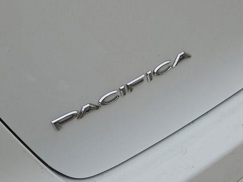 Used 2024 Chrysler Pacifica Limited FWD image 11