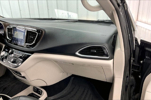Used 2019 Chrysler Pacifica Touring-L Plus w/ Advanced Safetytec Group FWD image 17