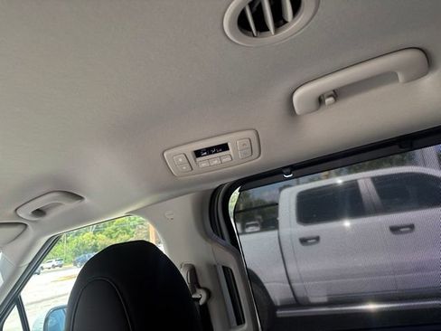 Used 2025 Kia Carnival EX FWD image 20