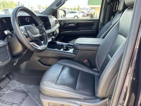 Used 2025 Chevrolet Suburban Z71 AWD/4WD image 11