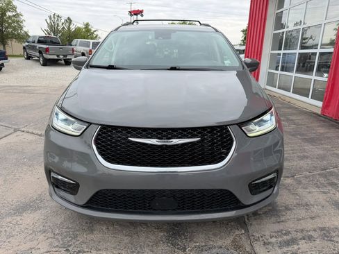 Used 2022 Chrysler Pacifica Touring-L FWD image 3