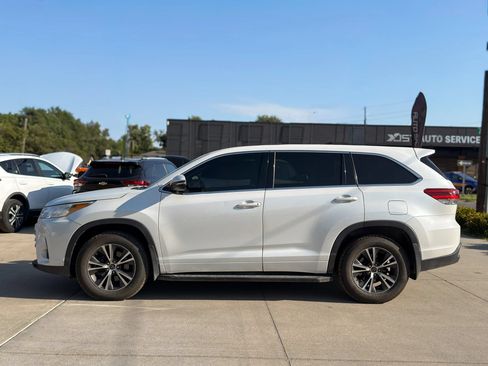 Used 2018 Toyota Highlander LE FWD image 4