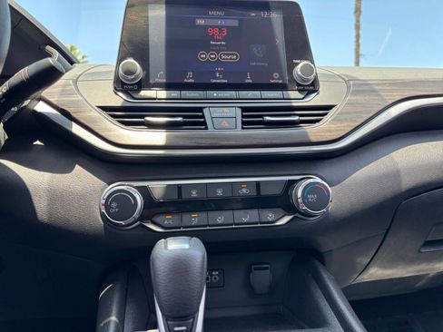 Used 2025 Nissan Altima 2.5 SV FWD image 17