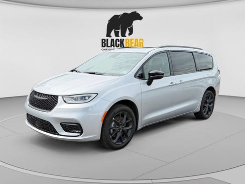 New 2026 Chrysler Pacifica Limited w/ S Appearance Package AWD/4WD image 7