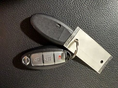 Used 2019 Nissan Titan SV image 38