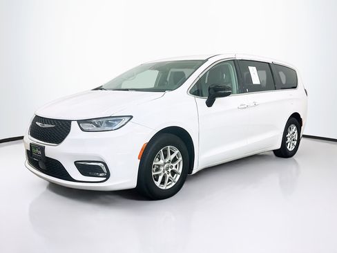 Used 2024 Chrysler Pacifica Touring-L FWD image 3