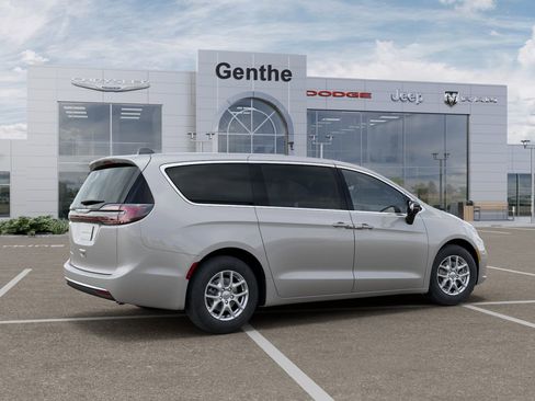 New 2026 Chrysler Pacifica Select image 4