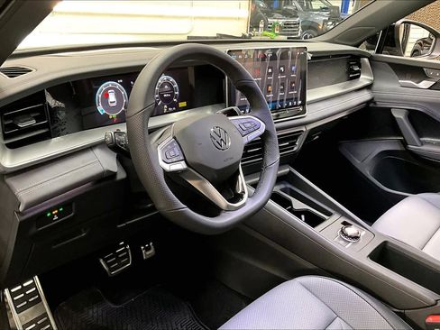 New 2026 Volkswagen Tiguan SE R-Line image 8