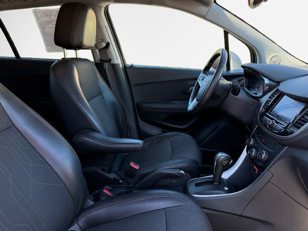 Used 2020 Chevrolet Trax LT w/ LT Convenience Package AWD/4WD image 27