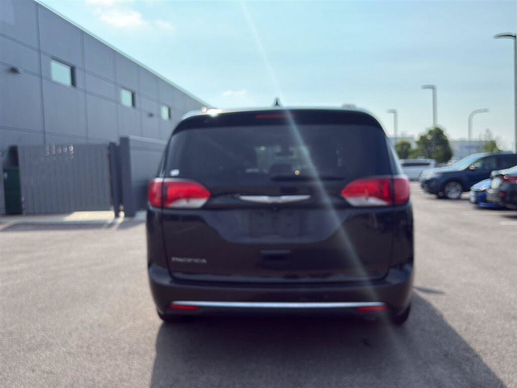 Used 2017 Chrysler Pacifica Touring-L FWD image 5