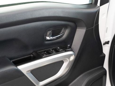 Used 2021 Nissan Titan SV w/ SV Convenience Package image 17