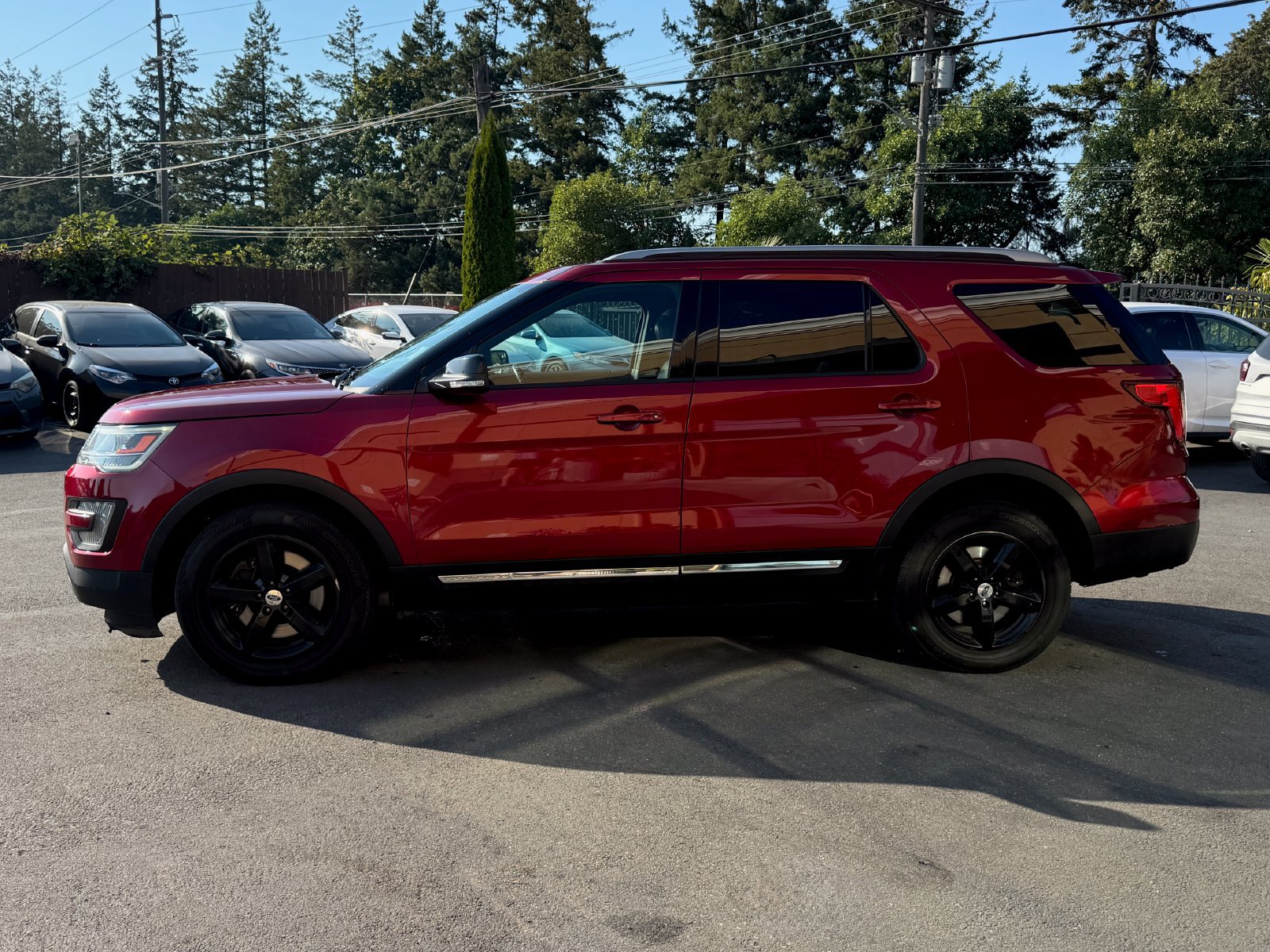 Used 2017 Ford Explorer XLT w/ Equipment Group 202A AWD/4WD image 4