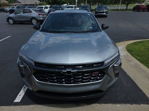 Used 2024 Chevrolet Trax RS w/ Sunroof Package FWD image 2