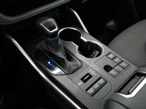 Used 2024 Toyota Highlander LE AWD/4WD image 53