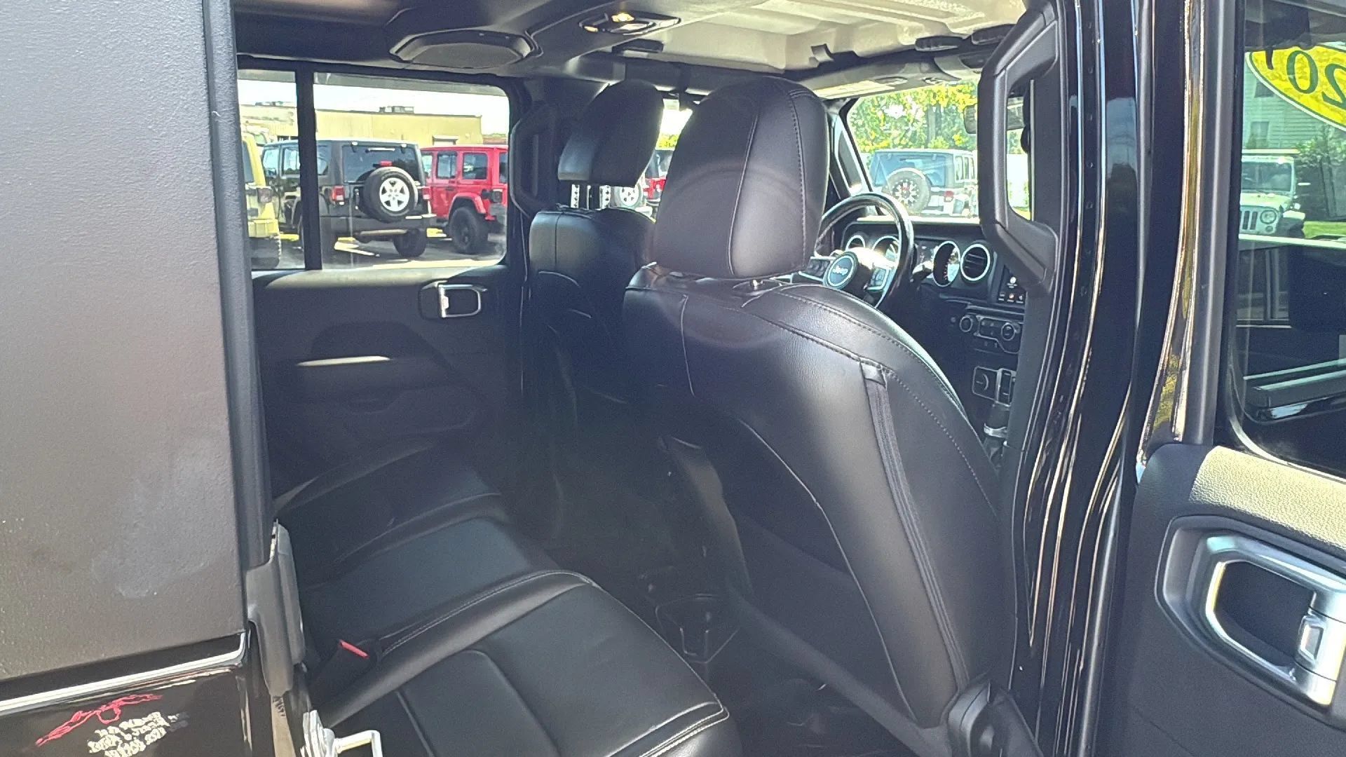 Used 2020 Jeep Gladiator Overland AWD/4WD image 28