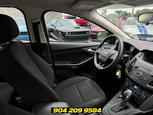 Used 2018 Ford Focus SE w/ SE Appearance Package FWD image 21