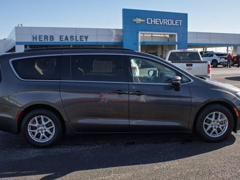 Used 2022 Chrysler Pacifica Touring-L image 2