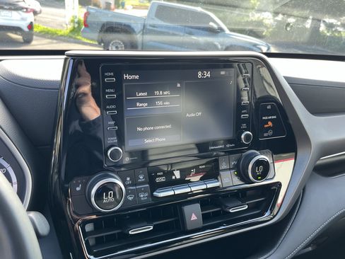 Used 2022 Toyota Highlander XLE AWD/4WD image 23