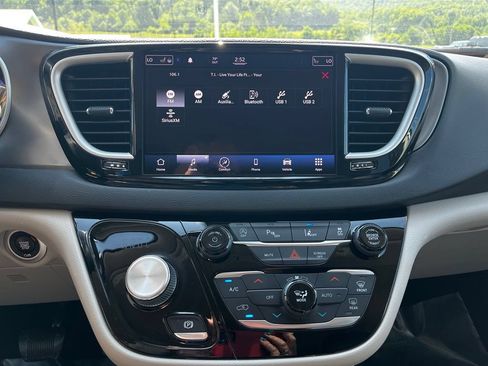 Used 2021 Chrysler Pacifica Touring-L FWD image 16