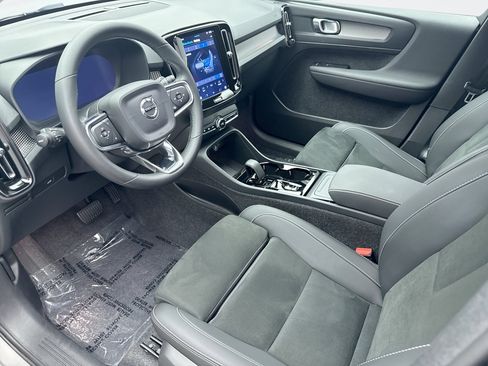 Used 2025 Volvo XC40 B5 Plus AWD/4WD image 10