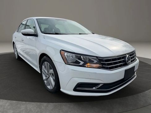 Used 2018 Volkswagen Passat 2.0T SE image 2