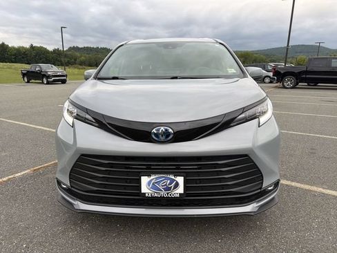Used 2025 Toyota Sienna XLE Woodland Edition AWD/4WD image 32