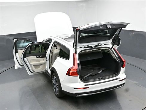 Used 2024 Volvo V60 B5 Cross Country Plus image 51