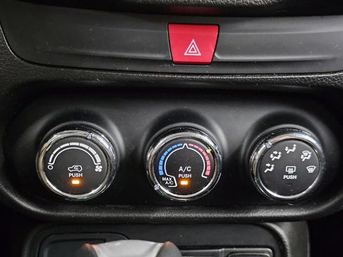 Used 2017 Jeep Renegade Latitude FWD image 18