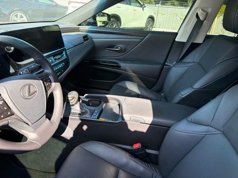 Used 2025 Lexus ES 300h w/ Premium Package FWD image 6