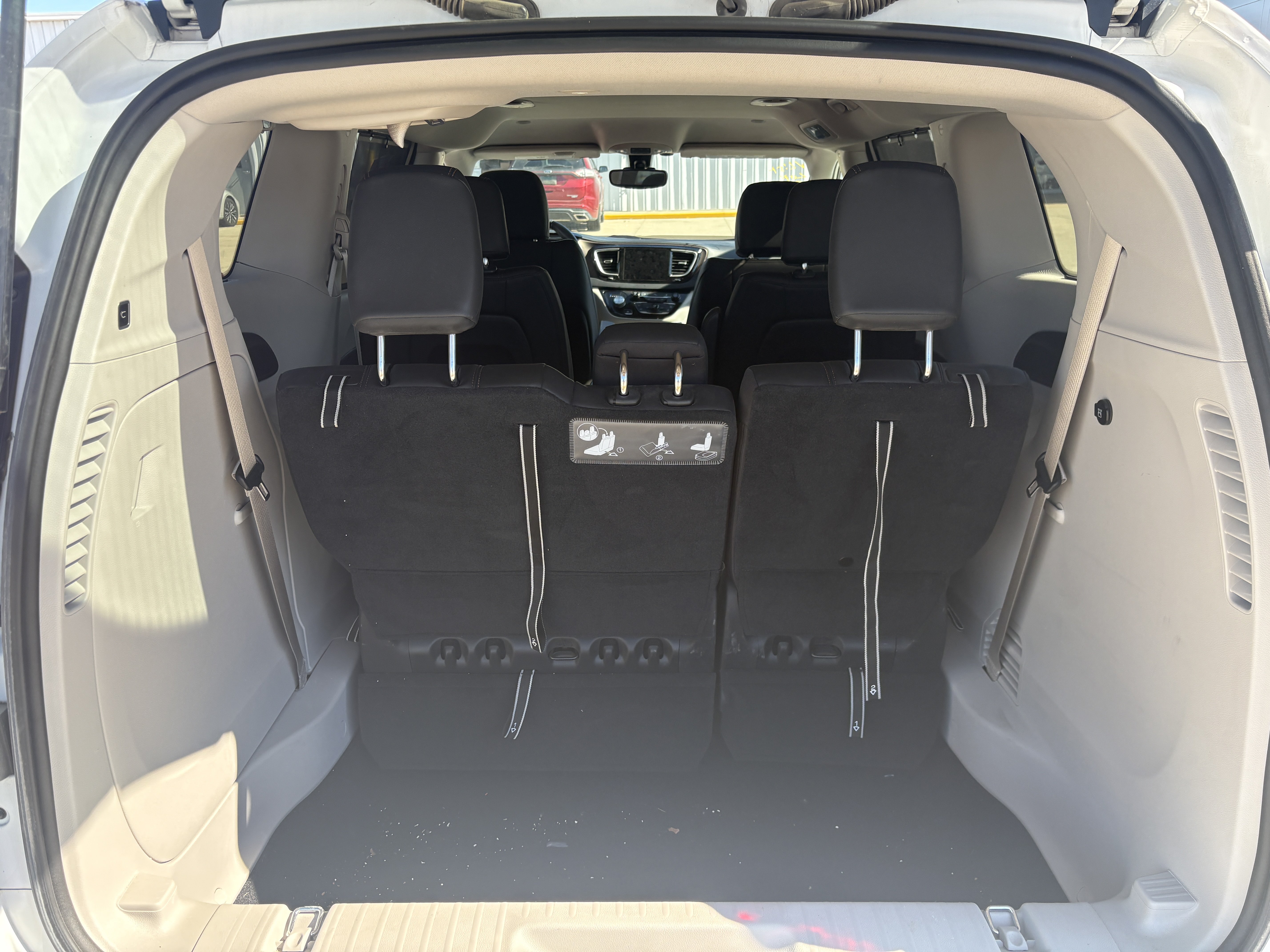 Used 2017 Chrysler Pacifica Touring-L FWD image 16