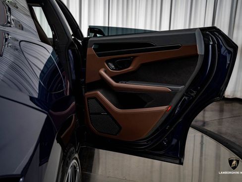 Used 2025 Lamborghini Urus SE image 46