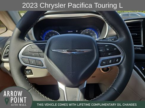Used 2023 Chrysler Pacifica Touring-L FWD image 27