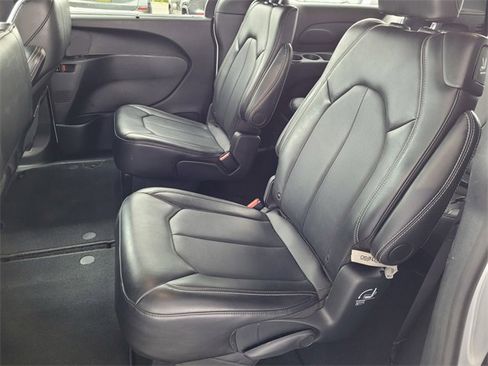 Certified 2025 Chrysler Pacifica Select image 17