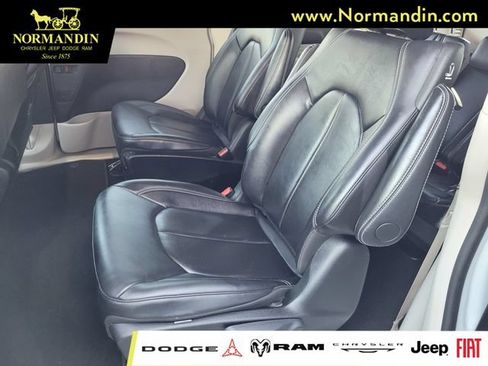 Used 2024 Chrysler Pacifica Limited FWD image 17