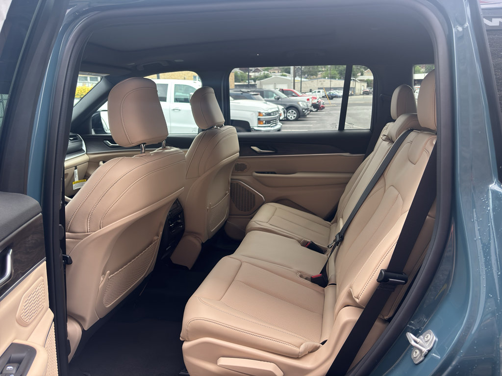 New 2026 Jeep Grand Cherokee L Limited w/ Luxury Tech Group II AWD/4WD image 19