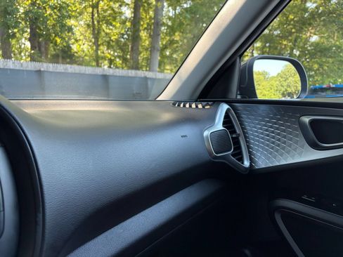 Used 2025 Kia Soul LX w/ LX Technology Package FWD image 28