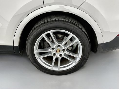 Certified 2023 Porsche Cayenne Platinum Edition image 12