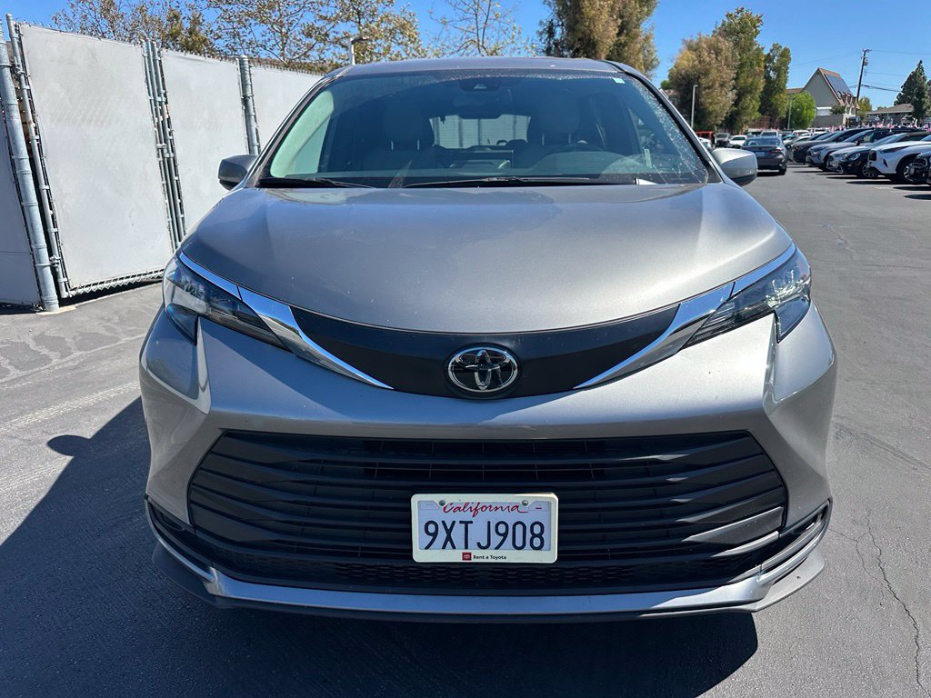 Used 2026 Toyota Sienna LE AWD/4WD image 5