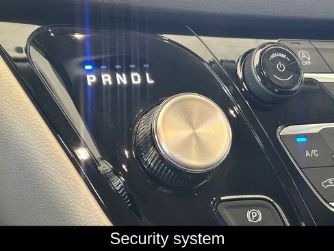 Used 2024 Chrysler Pacifica Touring-L image 14