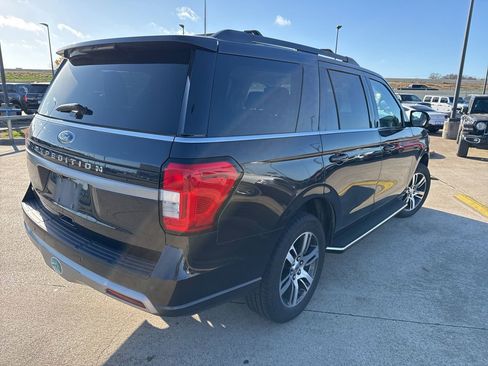 Used 2023 Ford Expedition XLT image 11
