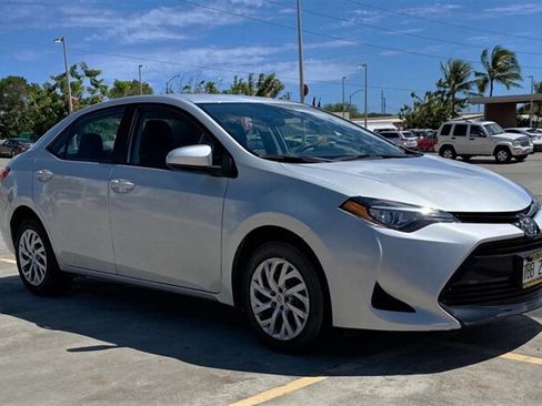 Used 2017 Toyota Corolla LE FWD image 3