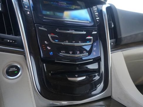 Used 2018 Cadillac Escalade Luxury AWD/4WD image 15