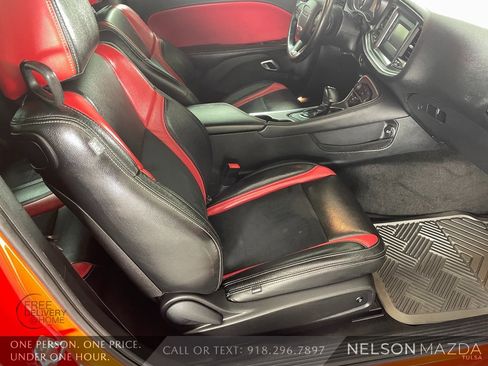 Used 2015 Dodge Challenger SXT image 30