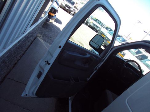 Used 2010 Chevrolet Express 1500 AWD image 16