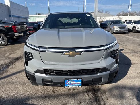 Used 2025 Chevrolet Silverado EV LT w/ LT Premium Package image 3