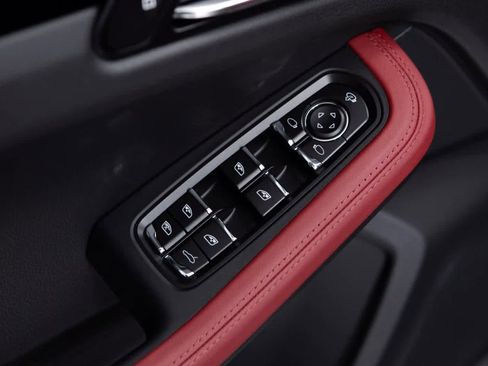 Certified 2025 Porsche Macan image 19