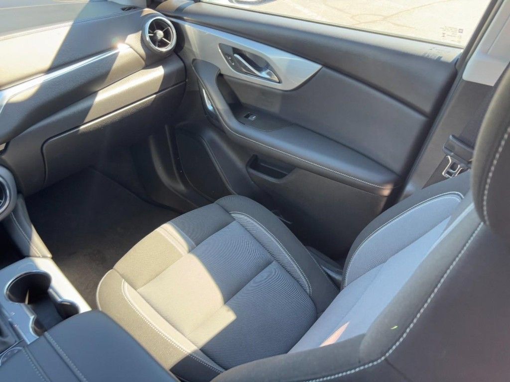 Used 2025 Chevrolet Blazer LT AWD/4WD image 9