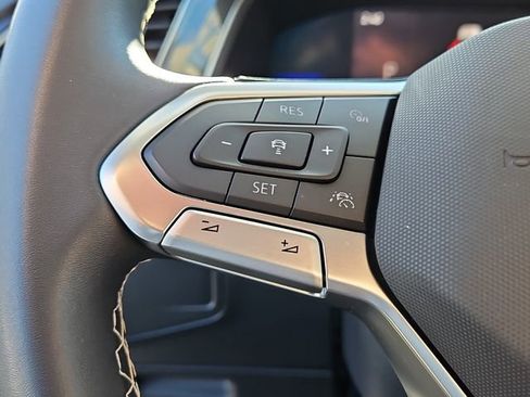 Used 2023 Volkswagen Tiguan SE w/ Panoramic Sunroof Package image 26