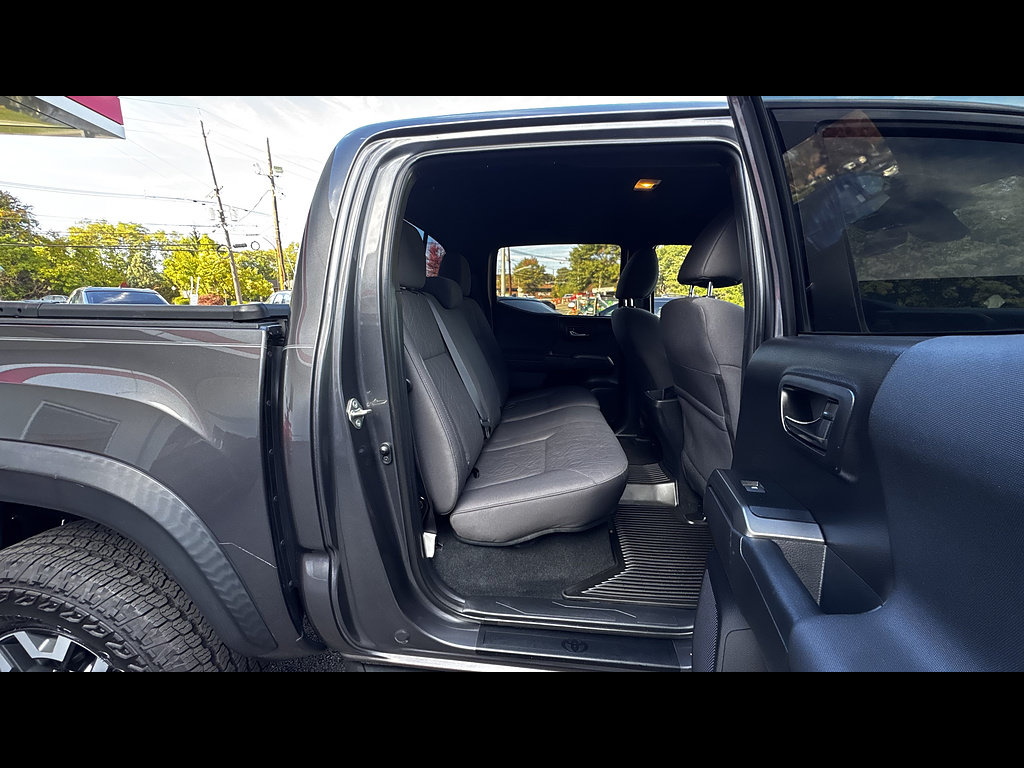 Certified 2019 Toyota Tacoma TRD Off-Road AWD/4WD image 31