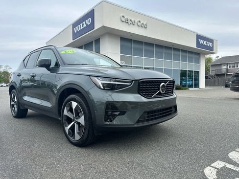Used 2026 Volvo XC40 B5 Plus AWD/4WD image 2